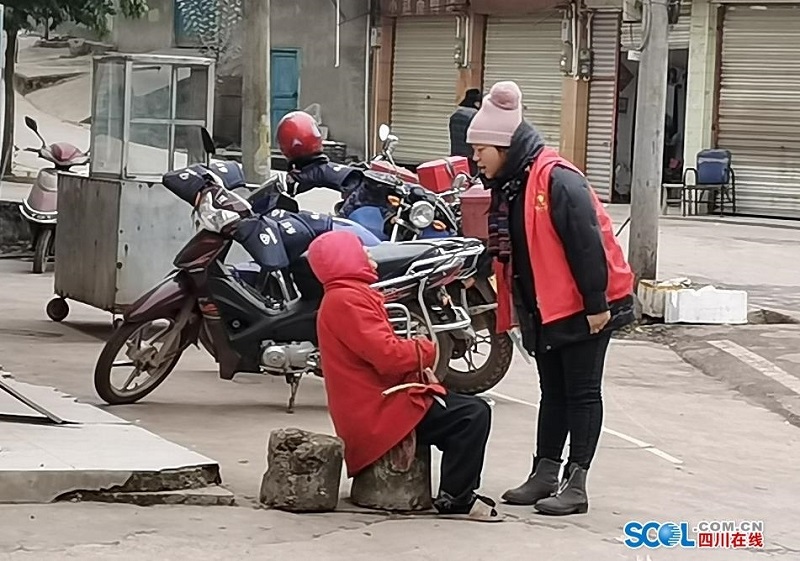 暖心！彭山網格員寒風中守候走失老人