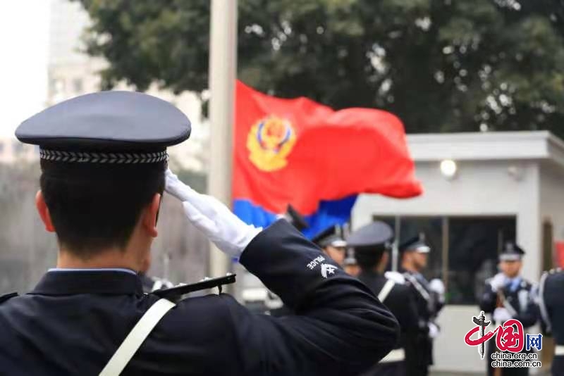 德陽(yáng)經(jīng)開區(qū)公安開展人民警察節(jié)迎警旗暨宣誓儀式