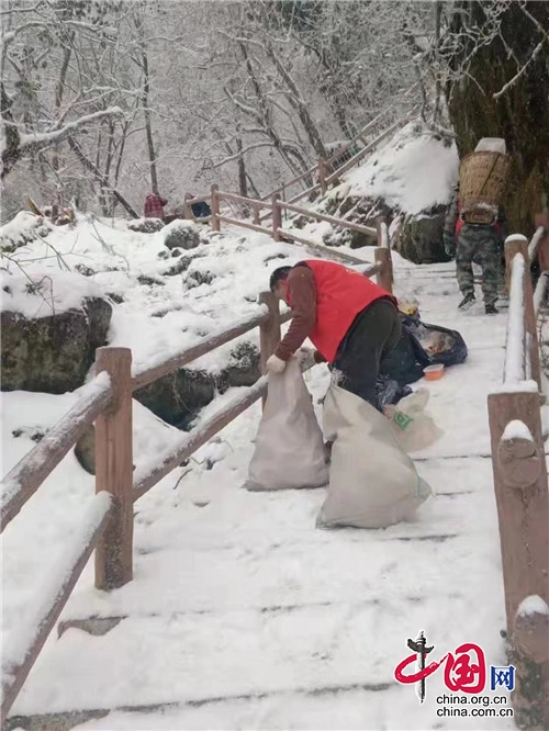 成都彭州市：招募志愿者、探索“垃圾银行” 九峰山恢复“美颜”