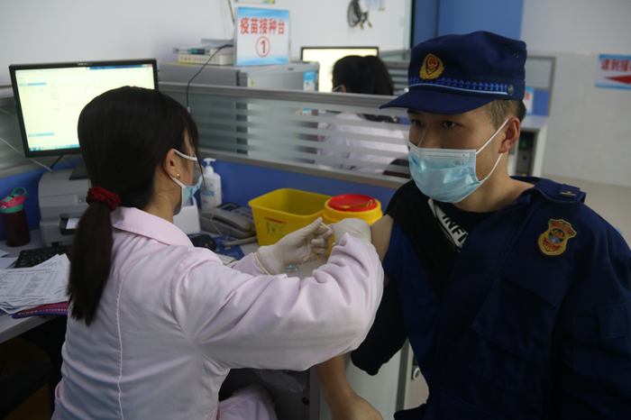 安居区梧桐路消防救援站组织全体指战员接种新冠疫苗