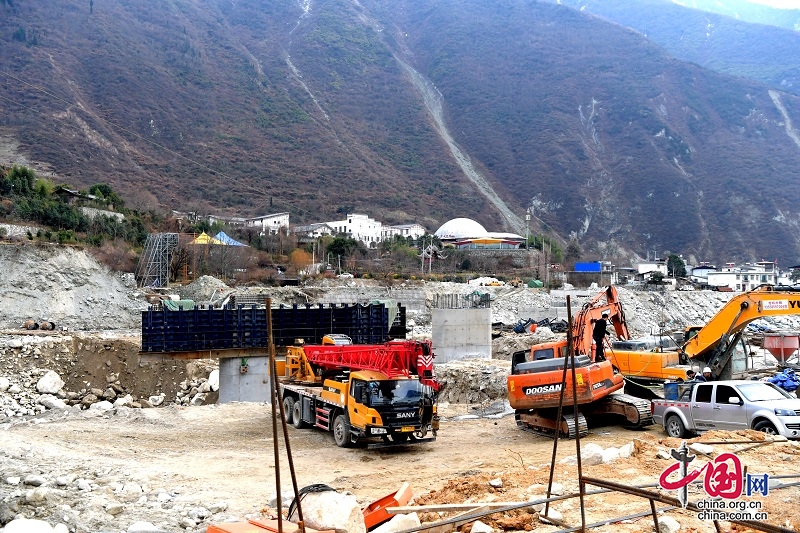 国道213线汶川绵虒高店岷江大桥工程有序推进