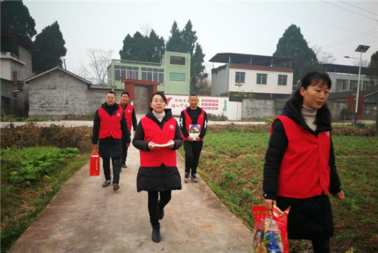 仁壽縣珠嘉鎮：三溪社區黨員“幫幫團”為留守老人兒童送溫暖