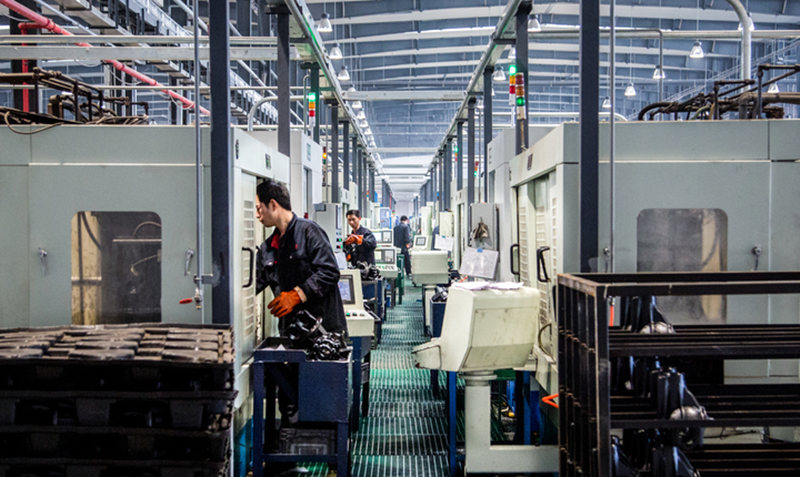 雅安市某机械装备制造企业生产车间内,工人正赶制订单