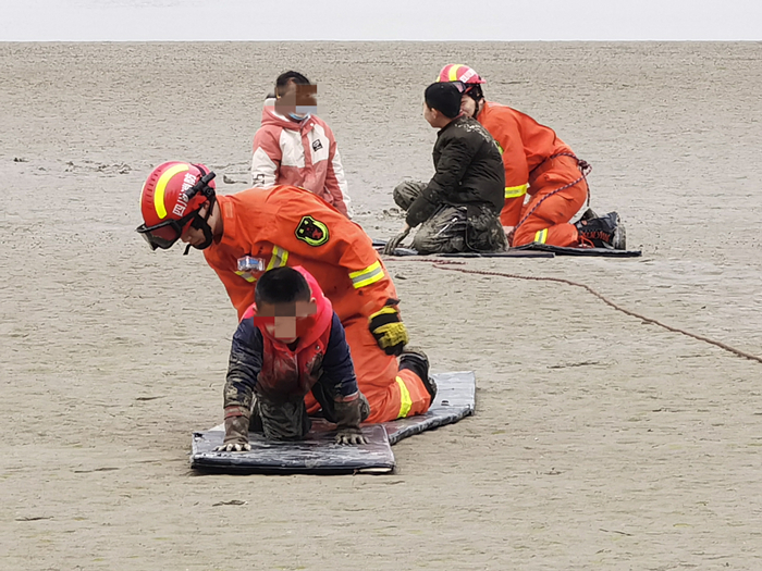 3名儿童身陷淤泥，遂宁消防提醒：远离泥潭！远离危险！