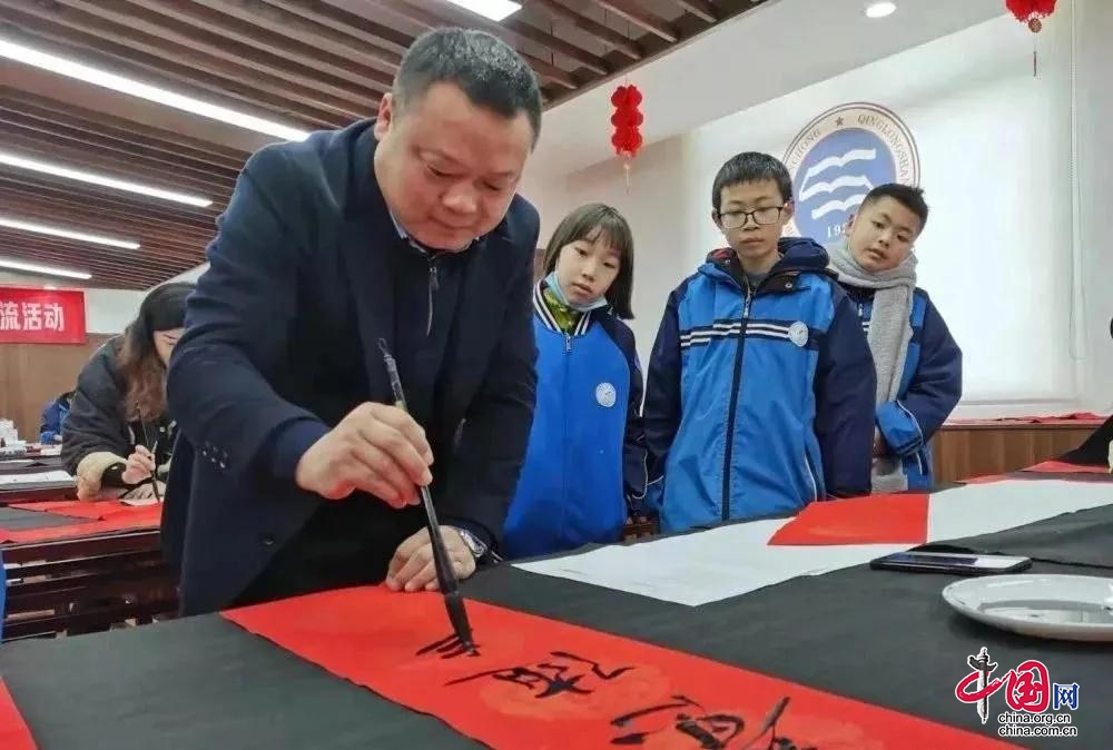 南充五中：师生携手写春联 翰墨飘香送祝福