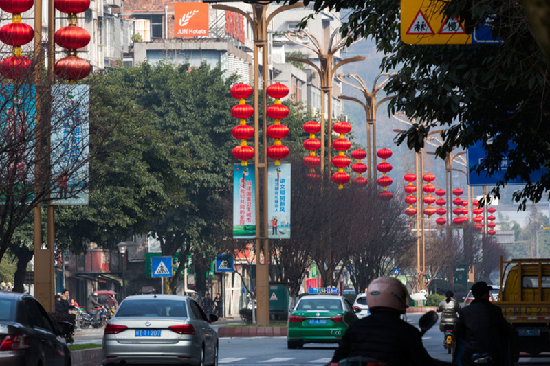 雅安市：紅燈籠高高挂，營造新春氛圍！