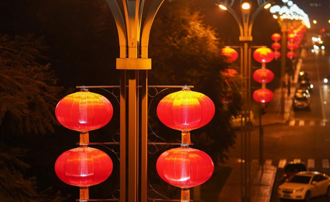 组图丨年味儿扑面而来！成都主要道路挂上红灯笼迎新春