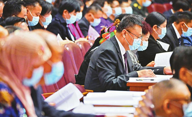省十三届人大四次会议开幕 代表认真听取政府工作报告