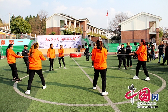 綿陽遊仙區小枧置信小學舉辦教職工趣味運動會和朗誦比賽