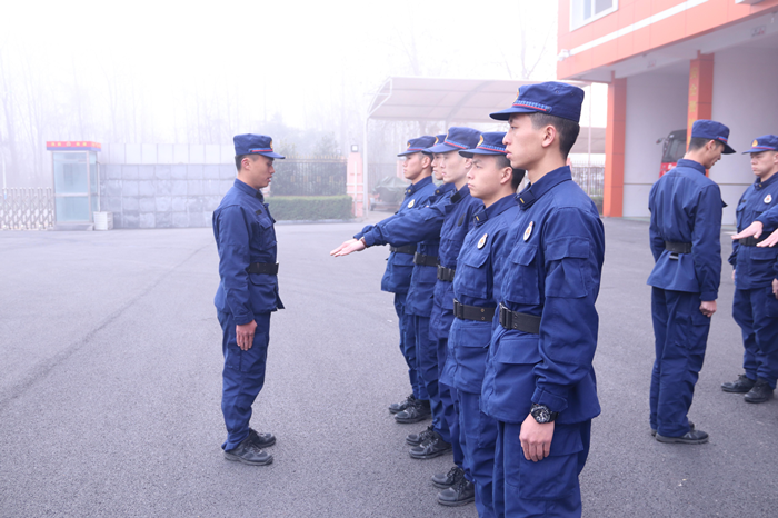射洪市太和大道消防救援站组织开展队容风纪检查及队列训练