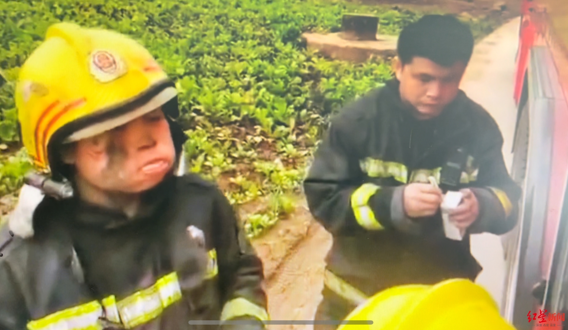神似小岳岳的消防员与小岳岳视频连线了 两人隔空唱五环之歌