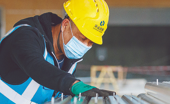 铆足“牛”劲干 东部新区建设忙