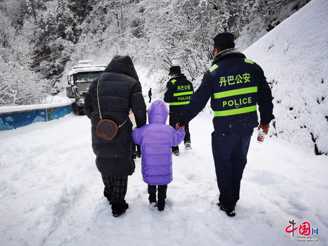 甘孜民警凌晨徒步救援雪山被困群众