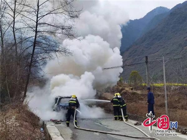 石棉縣：快速處置汽車自燃事件 保護群眾生命財産安全