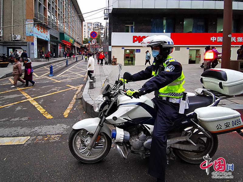 自貢自流井：開學第一天 自流井交警為廣大學生保駕護航