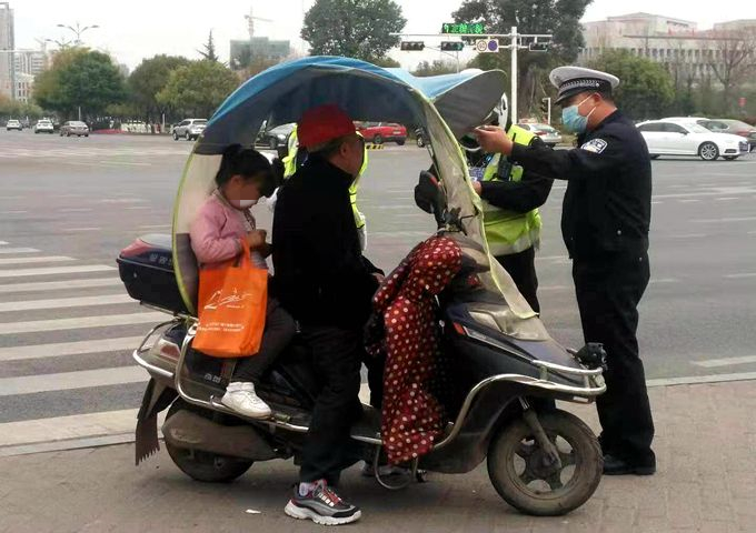 遂宁交警“三个确保”全面集中整治电动车非法加装阳伞（雨蓬）