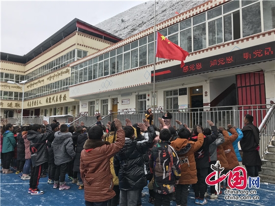 壤塘县各校“开学第一课”：唱响红色主旋律