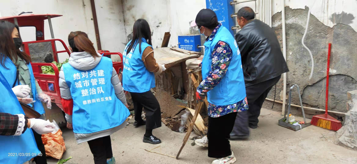 射洪市太和街道德胜街社区开展“雷锋日”环境卫生大扫除活动