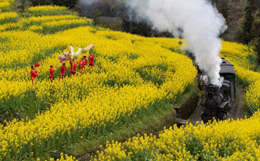 Old-fashioned steam train provides tourists with journey of reminiscence in Sichuan