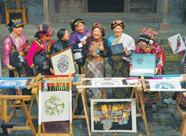 小小繡花針織就錦繡圖——藏羌繡品秀上世界舞臺