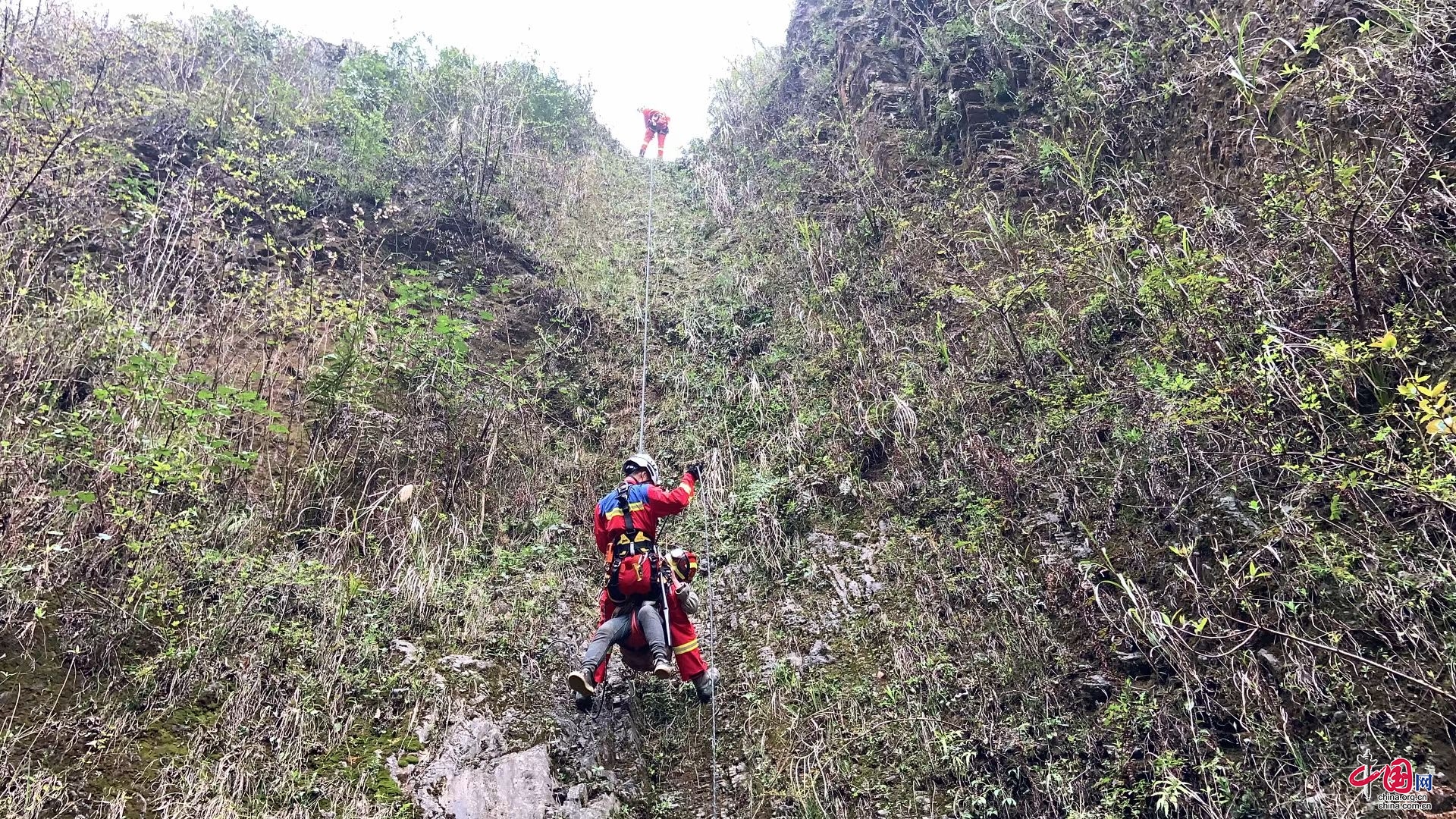 5人被困清平山谷 德阳消防奋战8小时成功营救