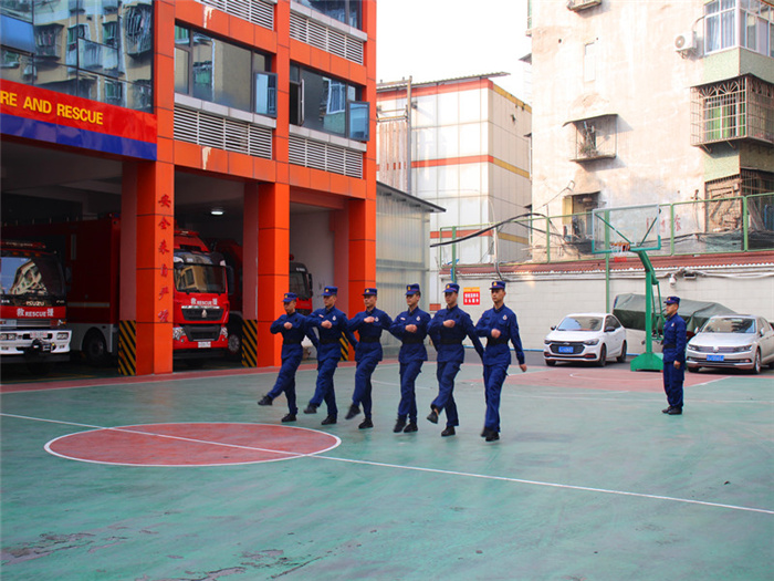 船山区嘉禾路消防救援站组织消防员开展队列训练