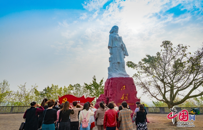 30余名女企业家齐聚江姐故居 学习党史 缅怀先烈 弘扬红色历史