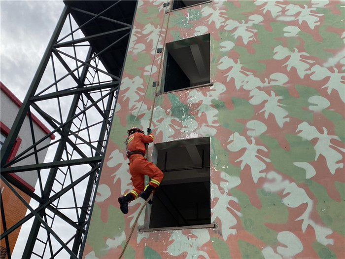 大英消防组织开展绳索攀爬训练