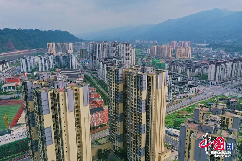 青衣江畔起新城，家在清風雅雨間