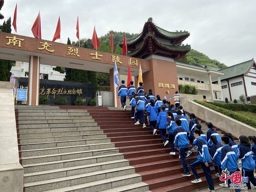 南充市建华中学开展“祭英烈、学党史、跟党走”清明祭扫主题教育活动