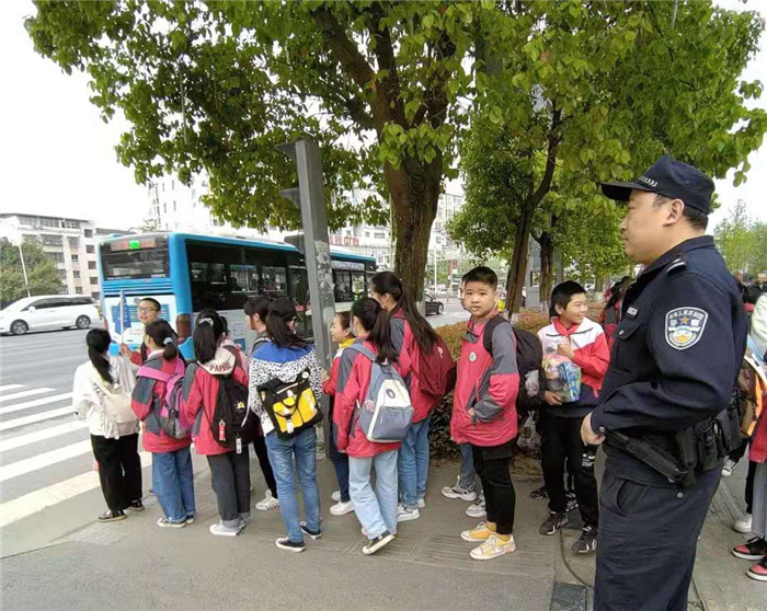 500余名师生春游踏青 遂宁经开民警一路护送