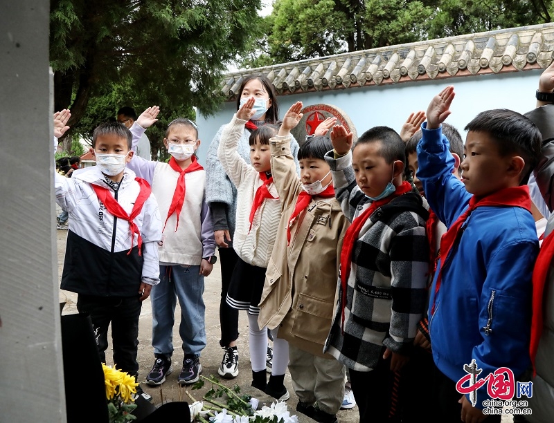 茂县各中小学校开展形式多样的清明扫墓缅怀先烈活动