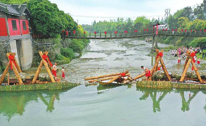 都江堰放水节再现两千年前放水盛况