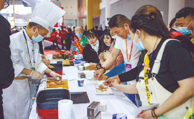 网红、地域性品牌齐上阵 火锅串串螺蛳粉都来了 第104届全国糖酒会昨日在蓉开幕