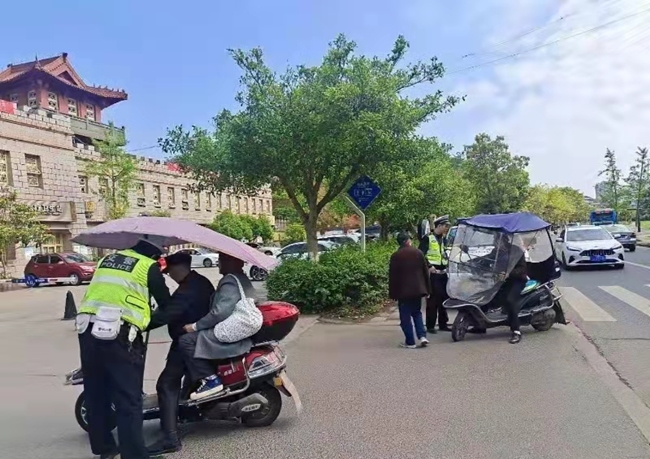 遂宁交警扎实开展摩托车、电动车非法安装遮阳雨篷整治行动
