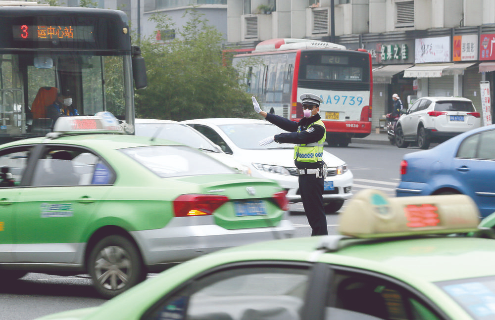 成都交警创新探索超大城市交通治理新路径