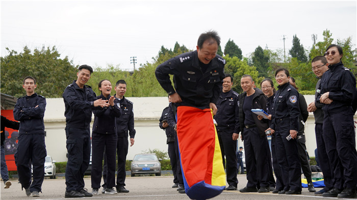 遂宁交警举办“深化教育整顿，打造活力警营”趣味运动会