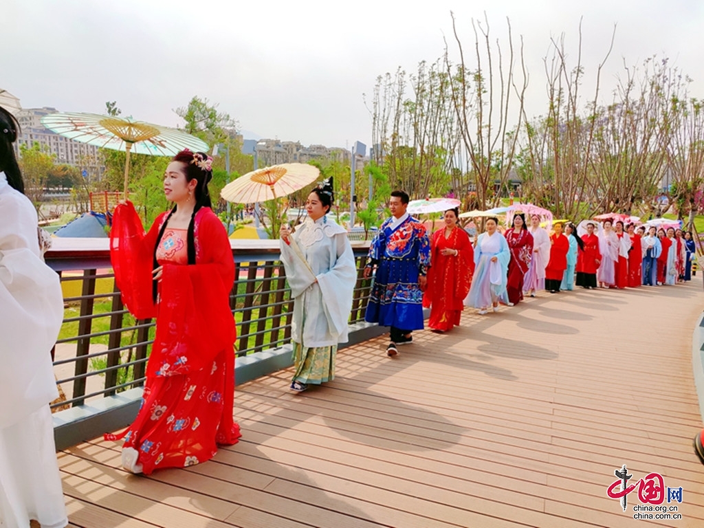 三月三“中国华服日”，汉服爱好者游园扮靓月亮湖公园