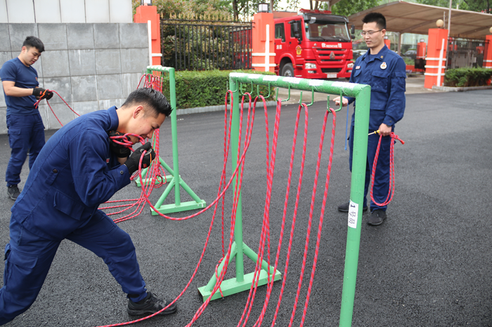 射洪市太和大道消防救援站组织全体队员开展结绳法训练