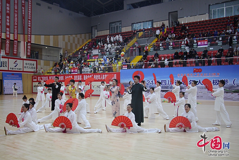 四川省老年人太极拳（剑）比赛在自贡富顺举行 400名运动员参赛