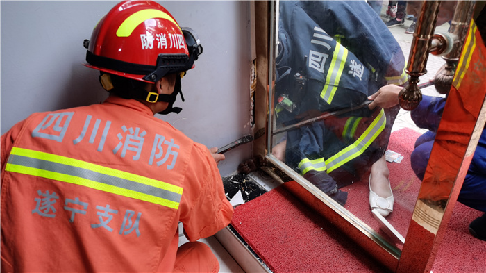 小孩手卡门缝 大英消防迅速处置