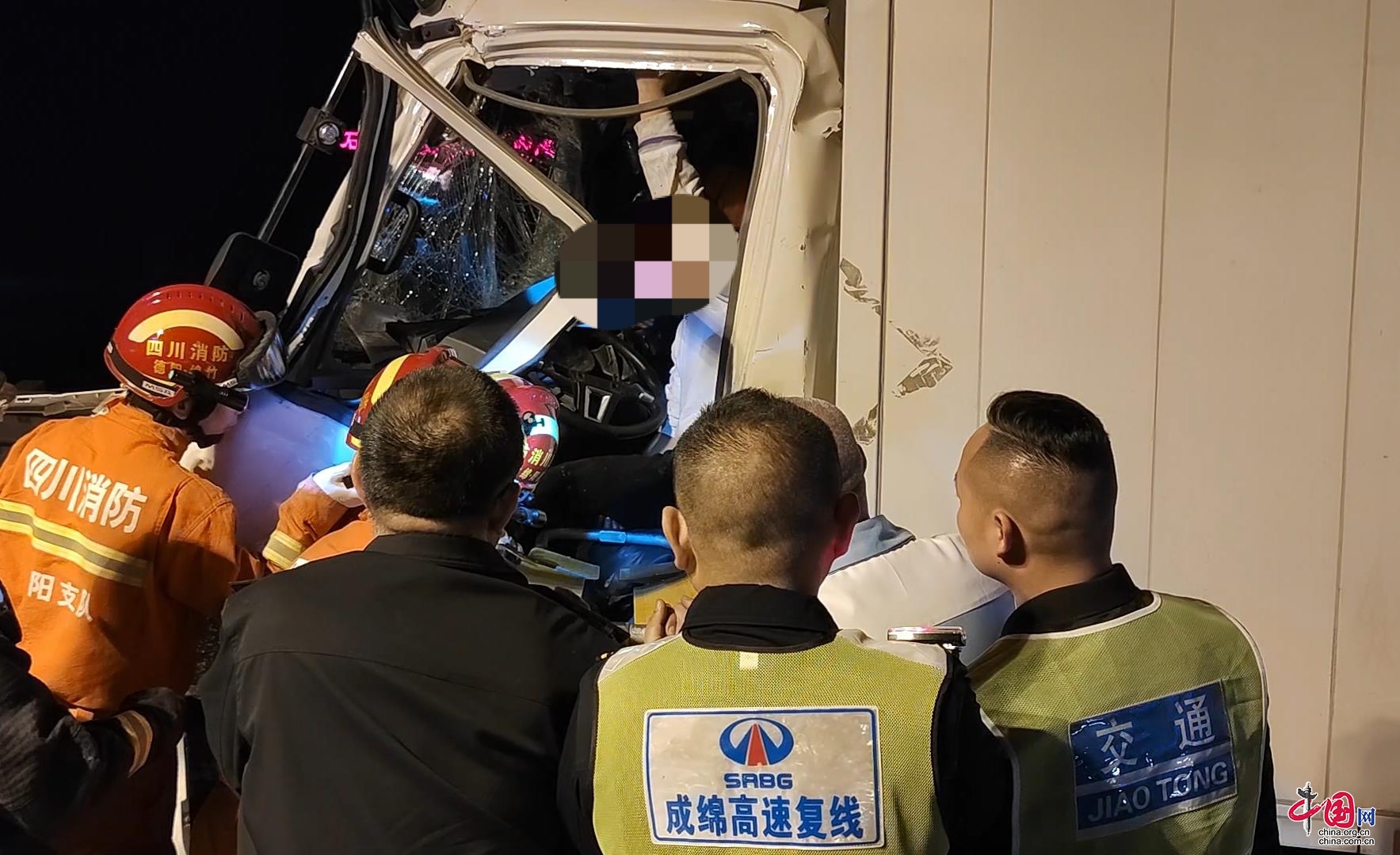 夜间高速两货车追尾 德阳消防紧急营救