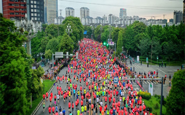 时隔一年温暖重聚！2021成都双遗马拉松燃爆都江堰 