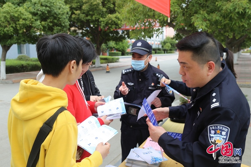 反詐橫幅進校園，創(chuàng)新標語惹人贊——綿陽城南公安分局開展反電詐校園宣傳活動