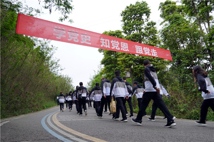 遂宁1000余人参加市直机关职工运动会暨全民健身登高活动