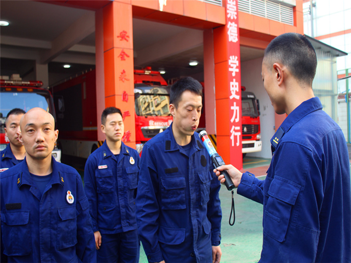 加强从严管酒治酒工作 船山消防组织开展酒精测试