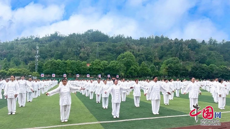 蘆山縣舉行創建“四川省老年人太極拳（劍）之鄉”衝刺動員大會暨千人太極拳展示