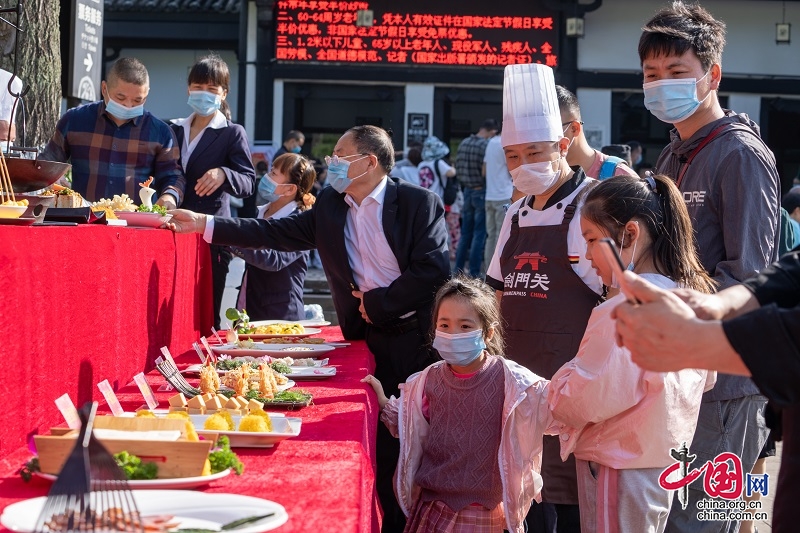 五一假期首日，剑门关游客量赶超疫情前水平