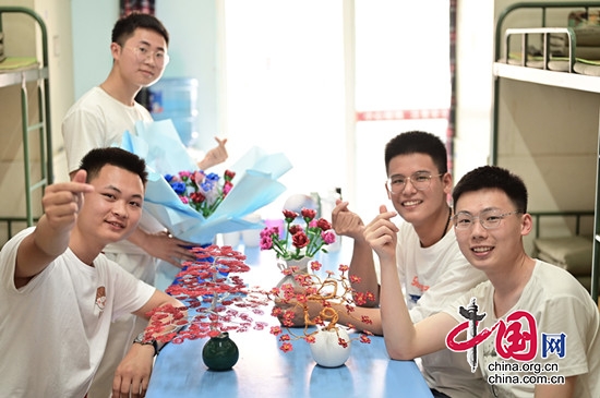感恩母親之愛 四川一高校四名男生為媽媽手工製作玫瑰花束
