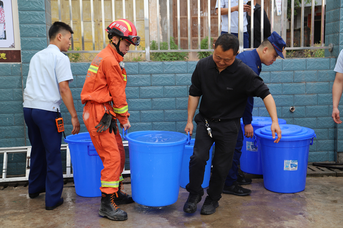 群众饮水困难 安居区梧桐路消防救援站送水解忧